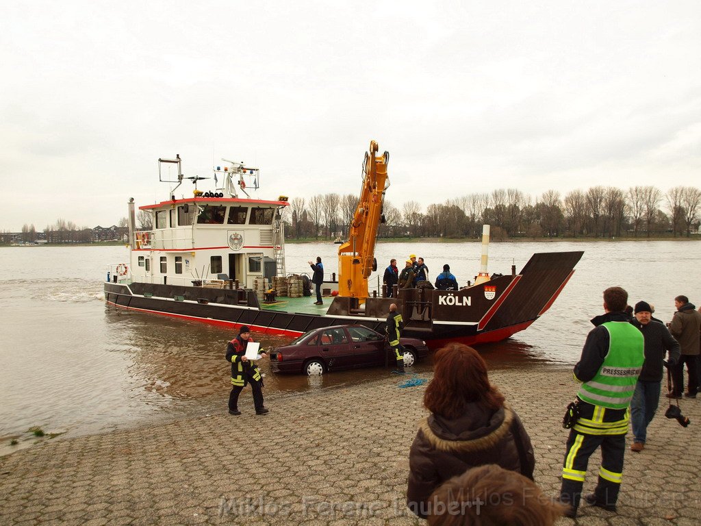 Bergung PKW im Rhein Hitdorfer Fähre P189813.JPG